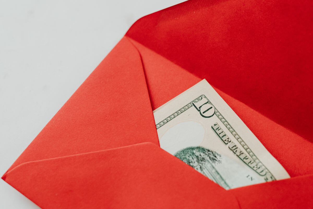 A picture of a money envelope.
