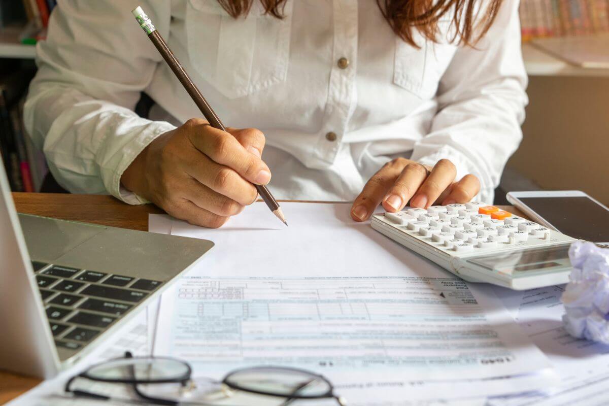 A picture of someone calculating.