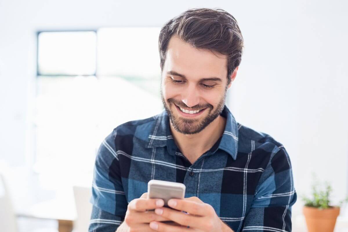 A picture of a smiling man.