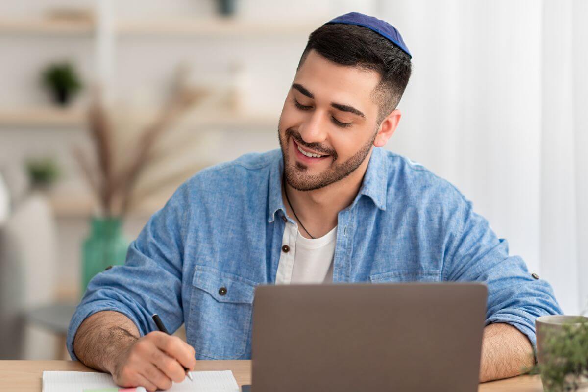 A picture of a smiling man.