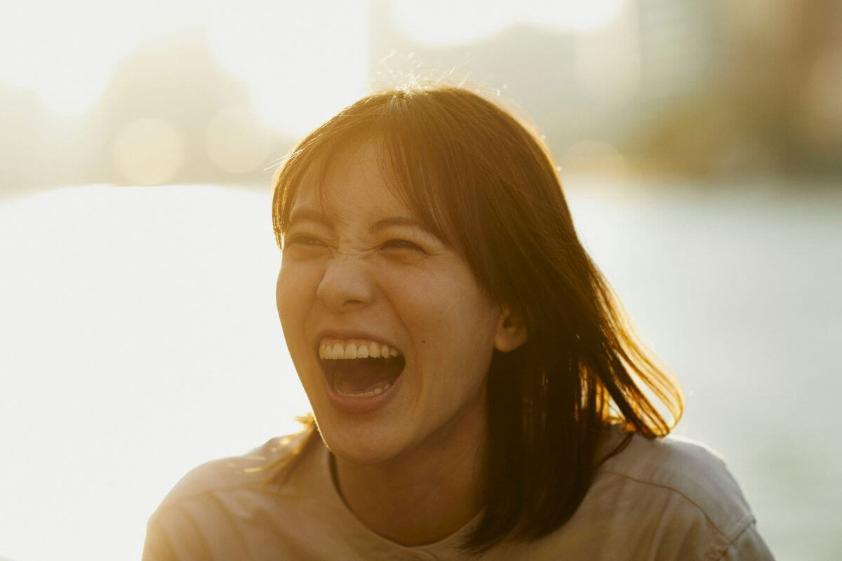 A picture of a laughing lady.