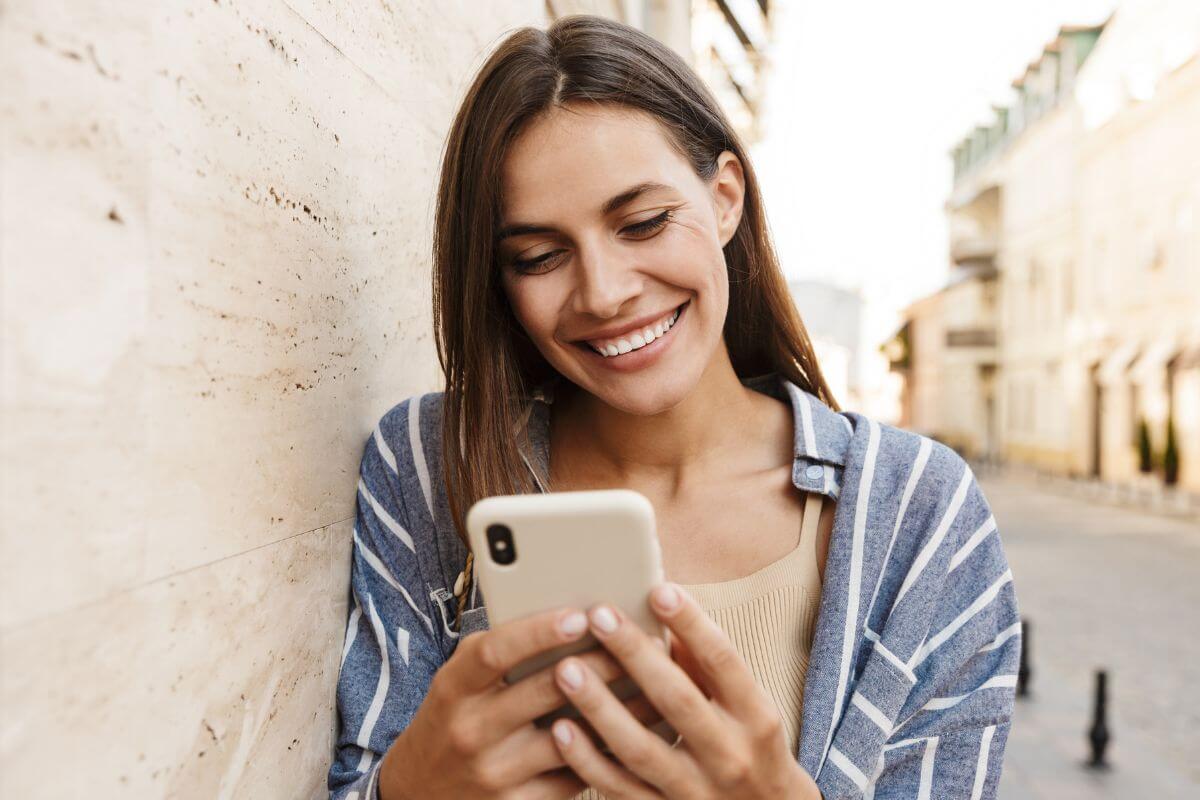 A picture of a smiling lady.