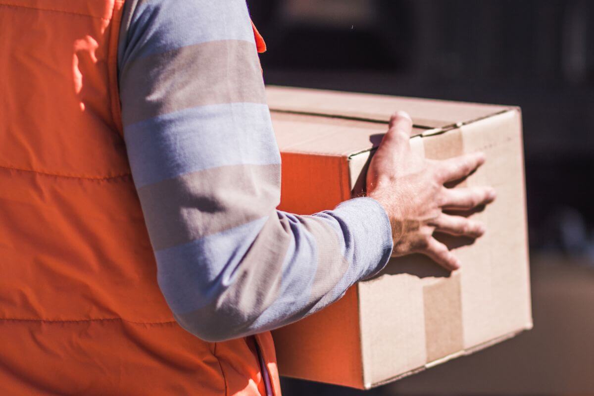 A picture of a deliveryman.