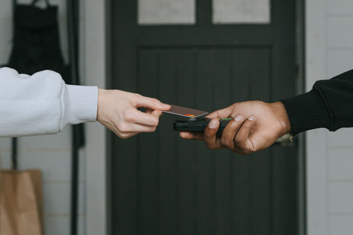 A picture of someone using their credit card.