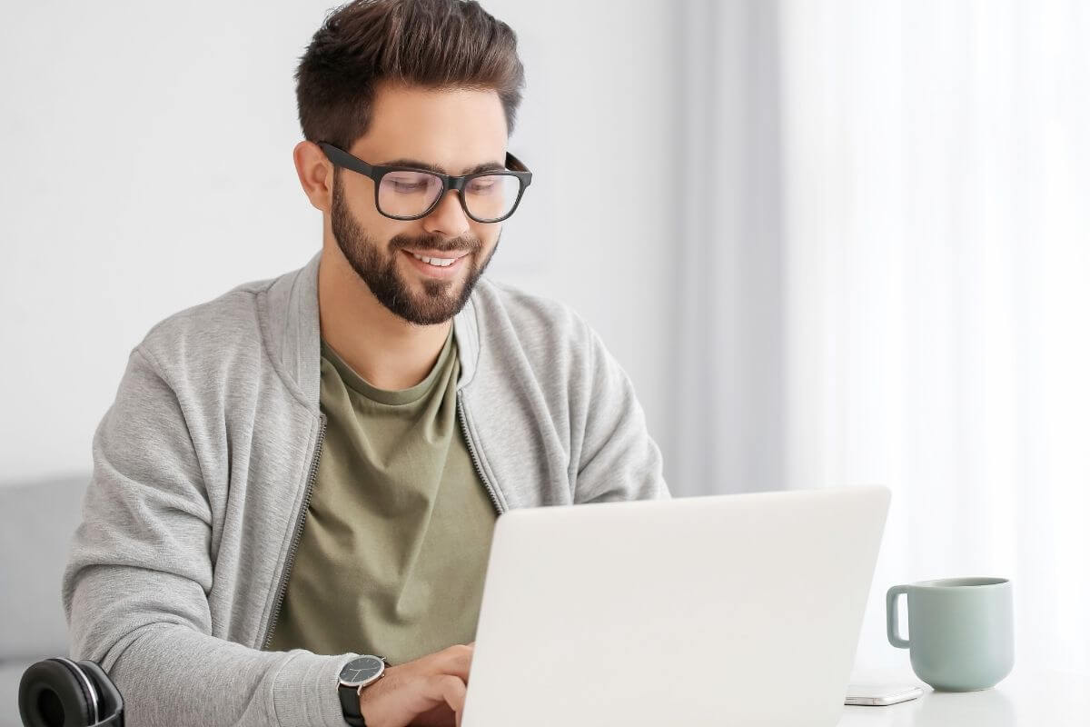 Un homme utilisant un ordinateur portable.