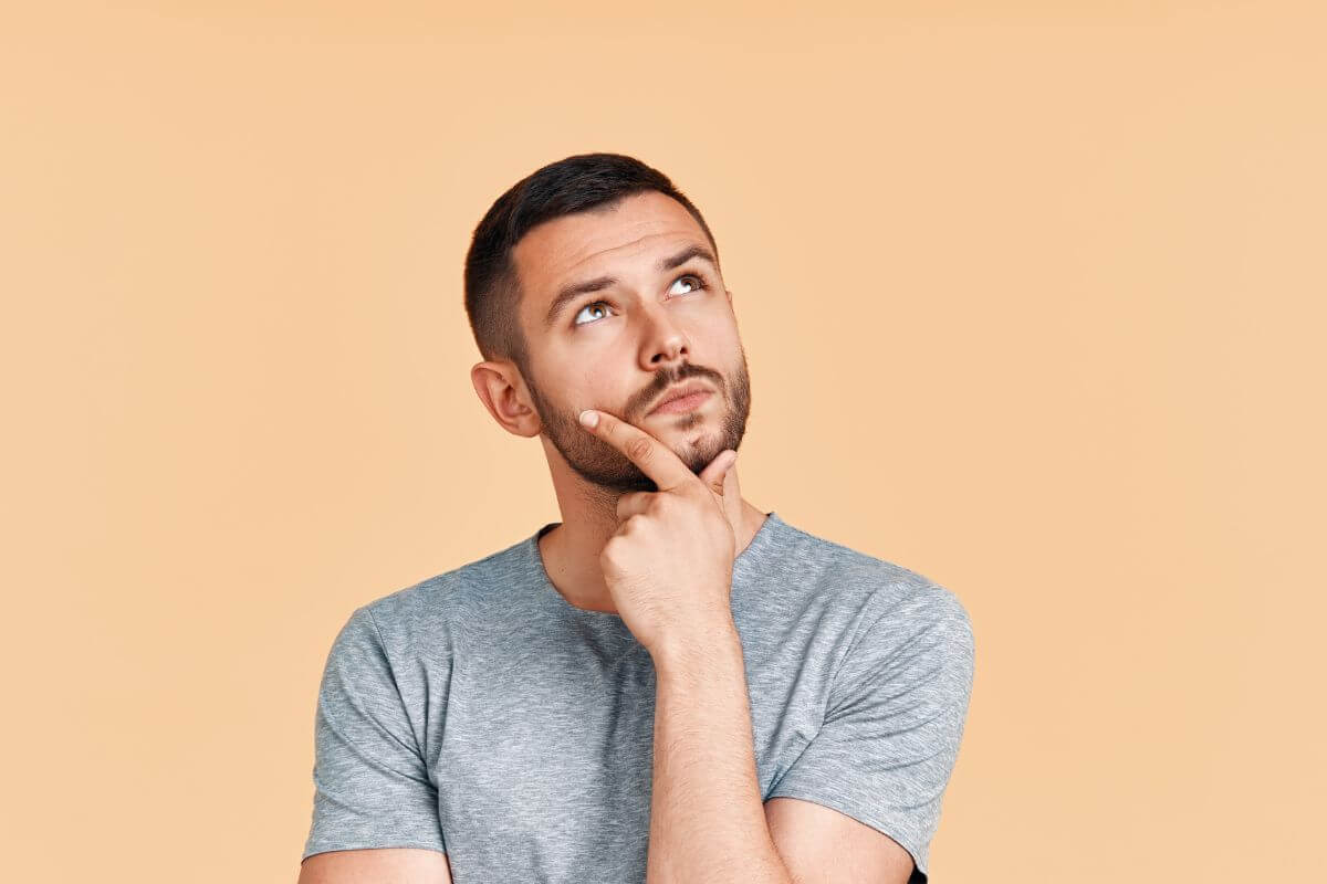 Un homme pensant profondément.