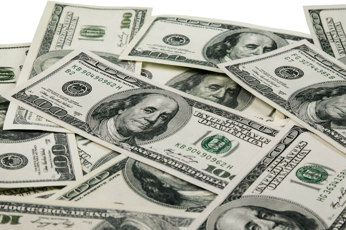 Des billets de dollar.