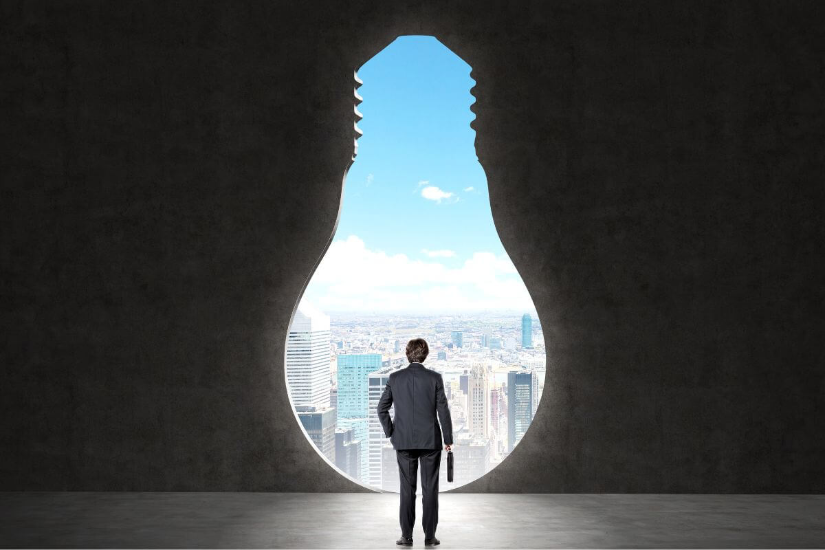 Un homme regardant vers le futur.