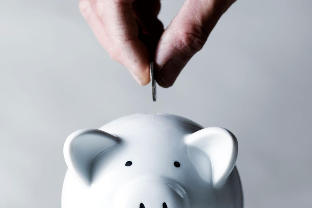 Une main économisant de l'argent.