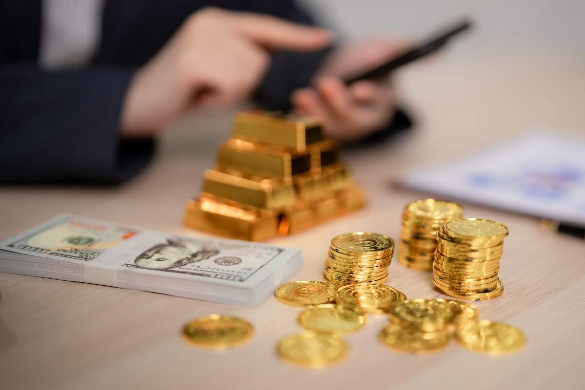 Des barres d'or, de l'argent et des pièces d'or.