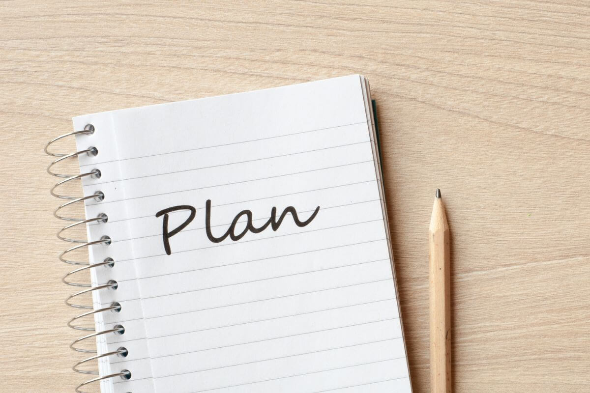 Un carnet avec un mot de plan.