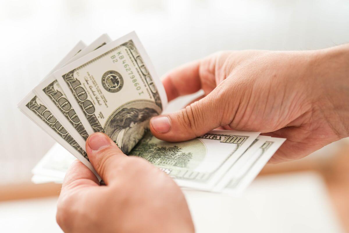 Une main tenant de l'argent.