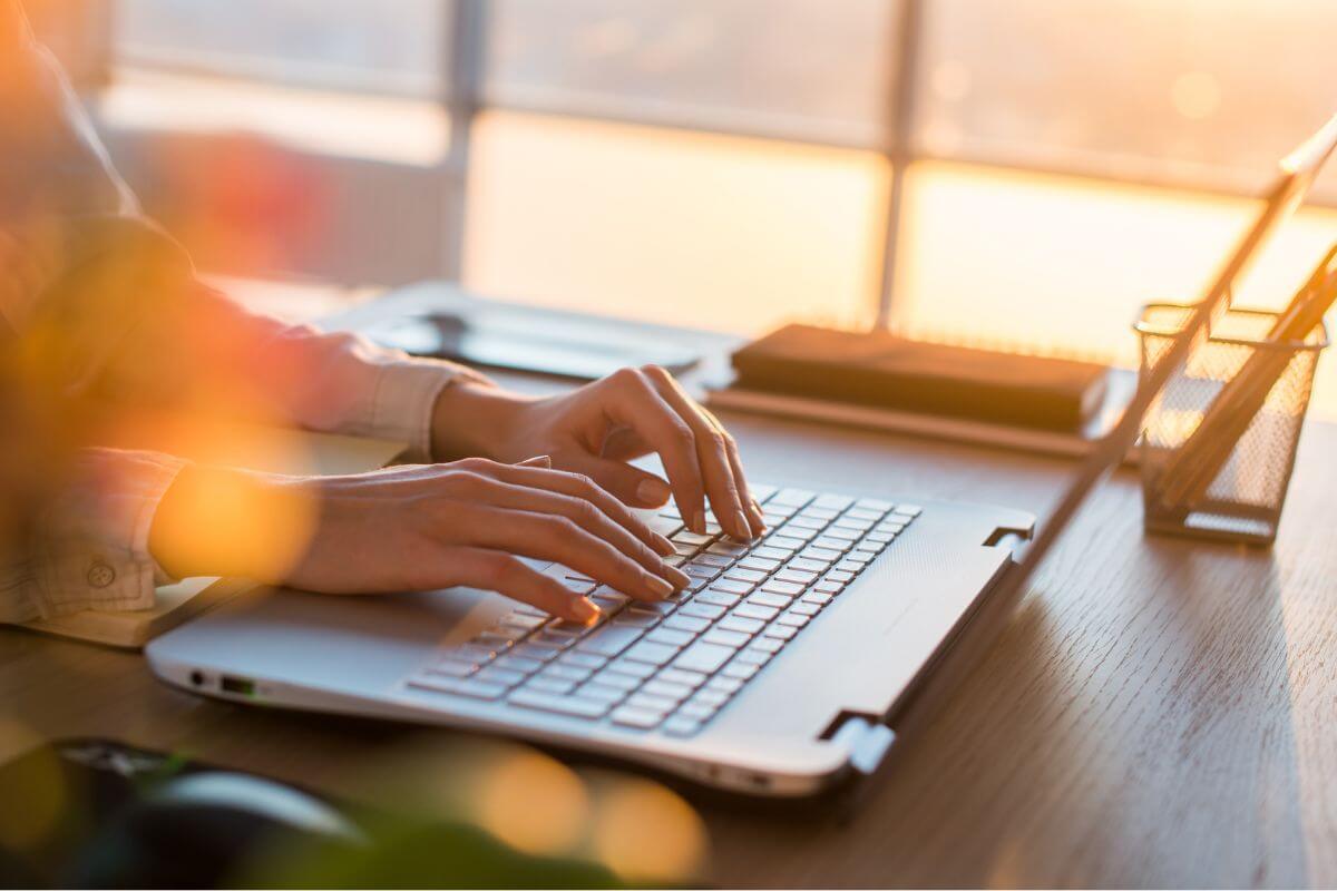 Une femme utilisant un ordinateur portable.