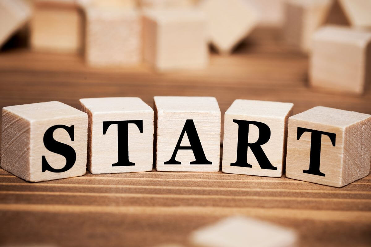 Des cubes en bois avec le mot commencer.