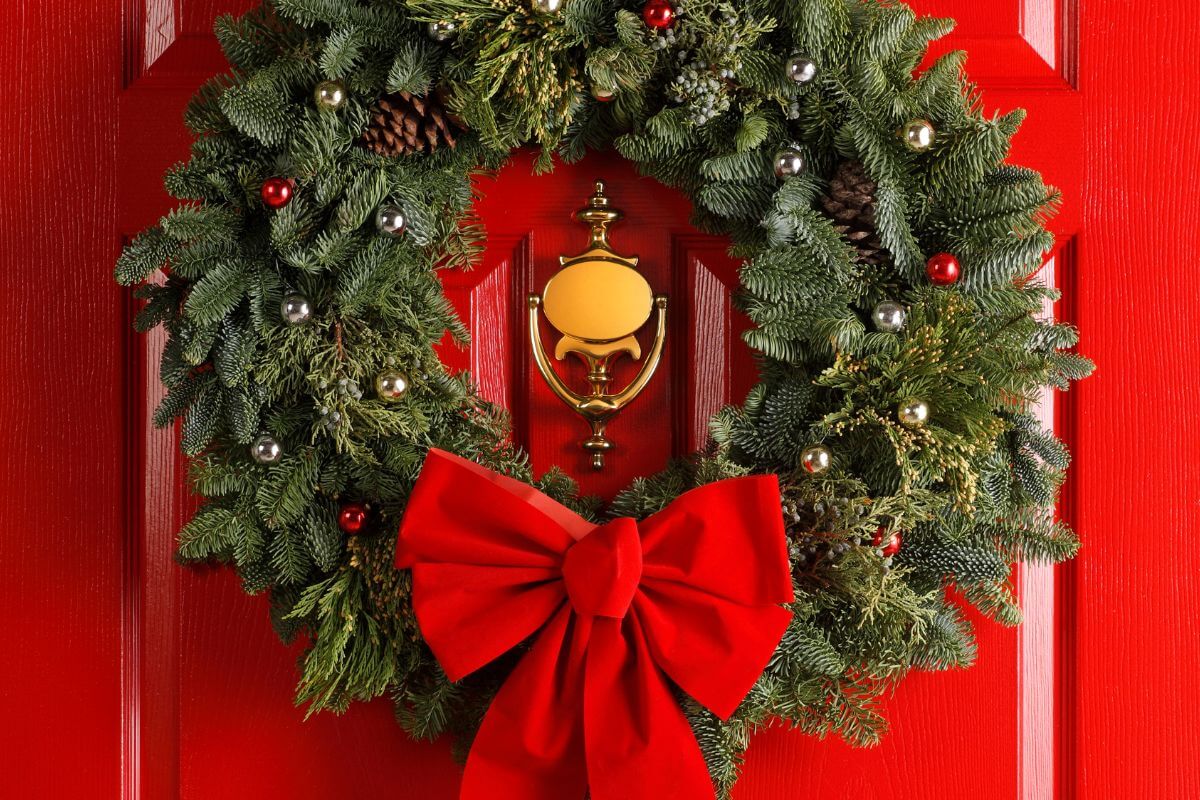 A picture shows a Christmas wreath.