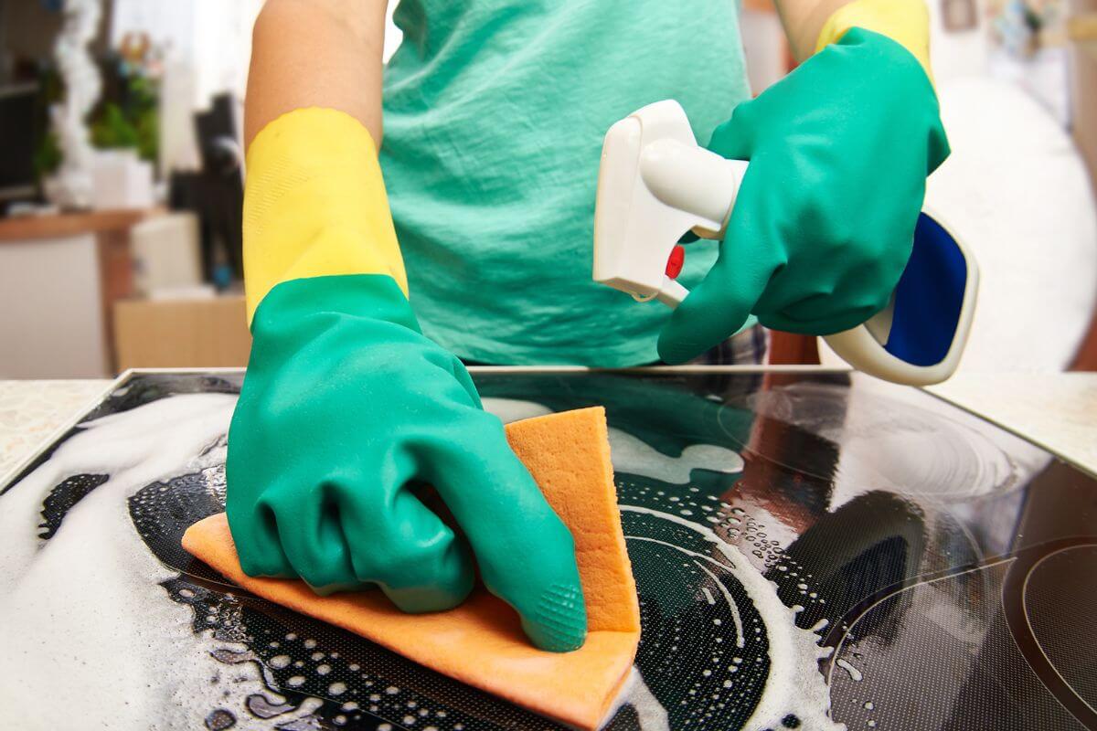 Une femme nettoyant quelque chose.