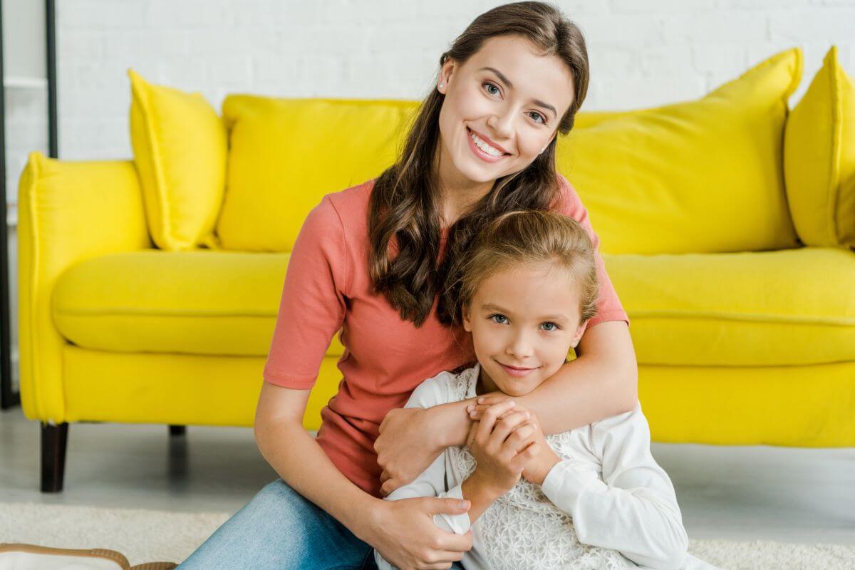 Une femme s'occupant d'un enfant.