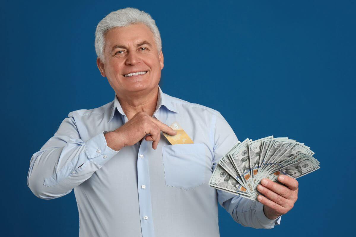 Une image montre un homme âgé tenant de l'argent.