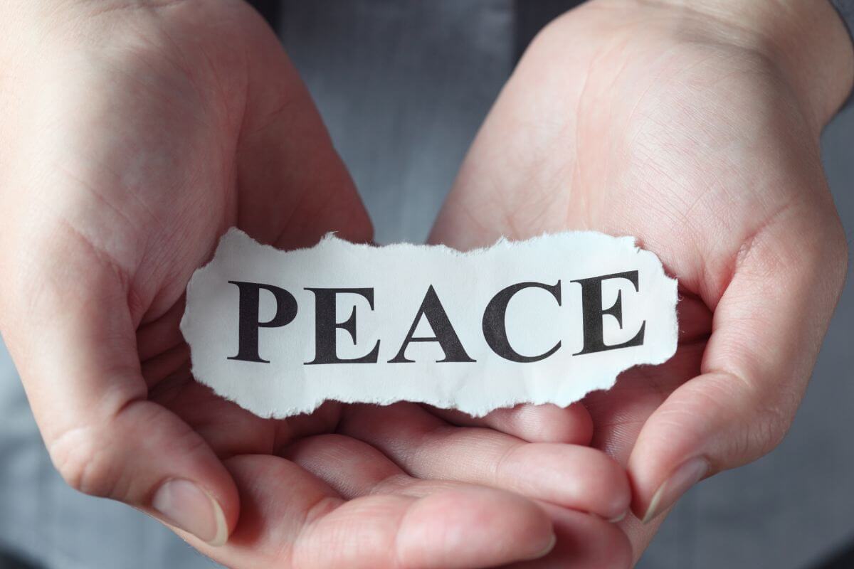 Une image d'un papier avec des mots de paix.