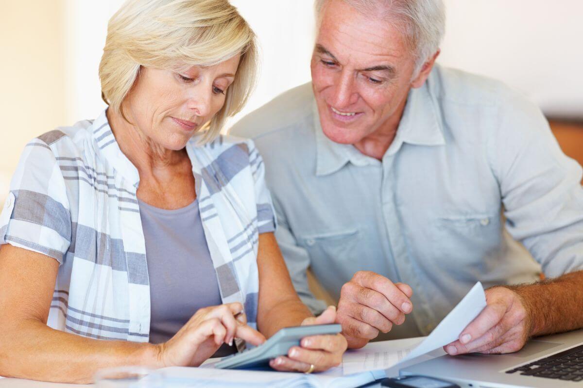 Une image d'un couple d'aînés faisant un budget.