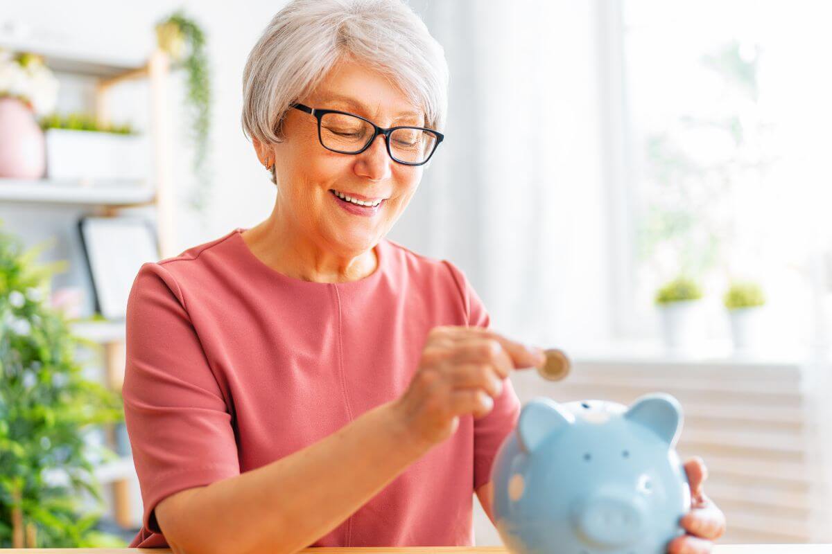 Une image montre une femme âgée économisant de l'argent.