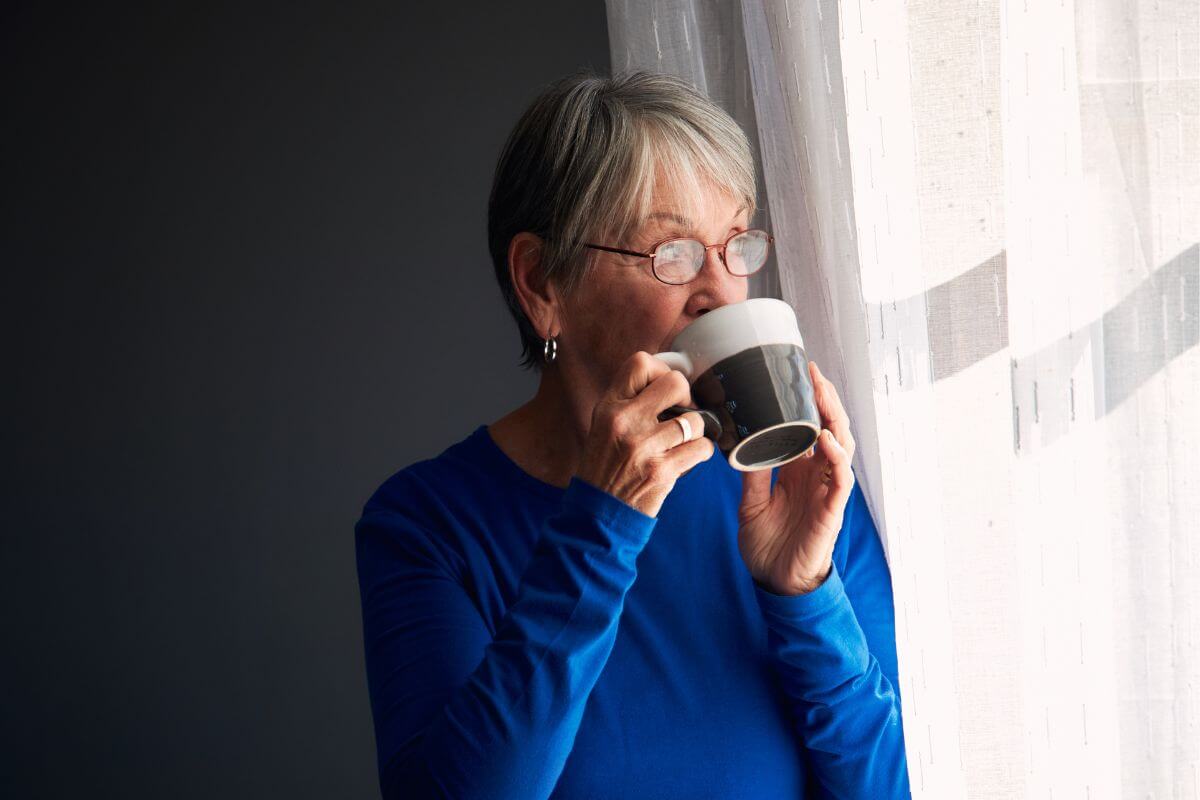 Une image d'une femme âgée buvant un café.