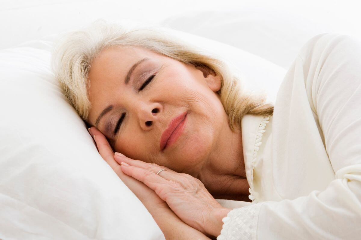 Une image d'une femme âgée dormant.