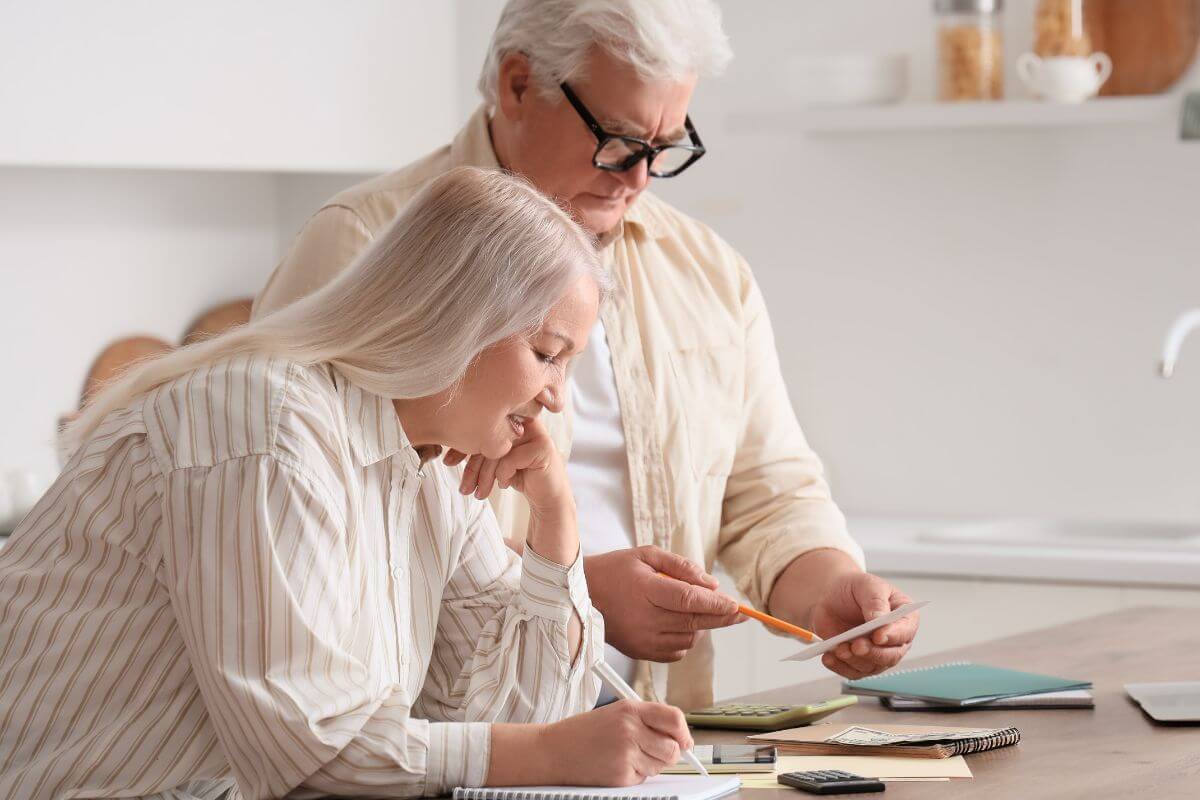 Une image d'un couple âgé faisant un budget.