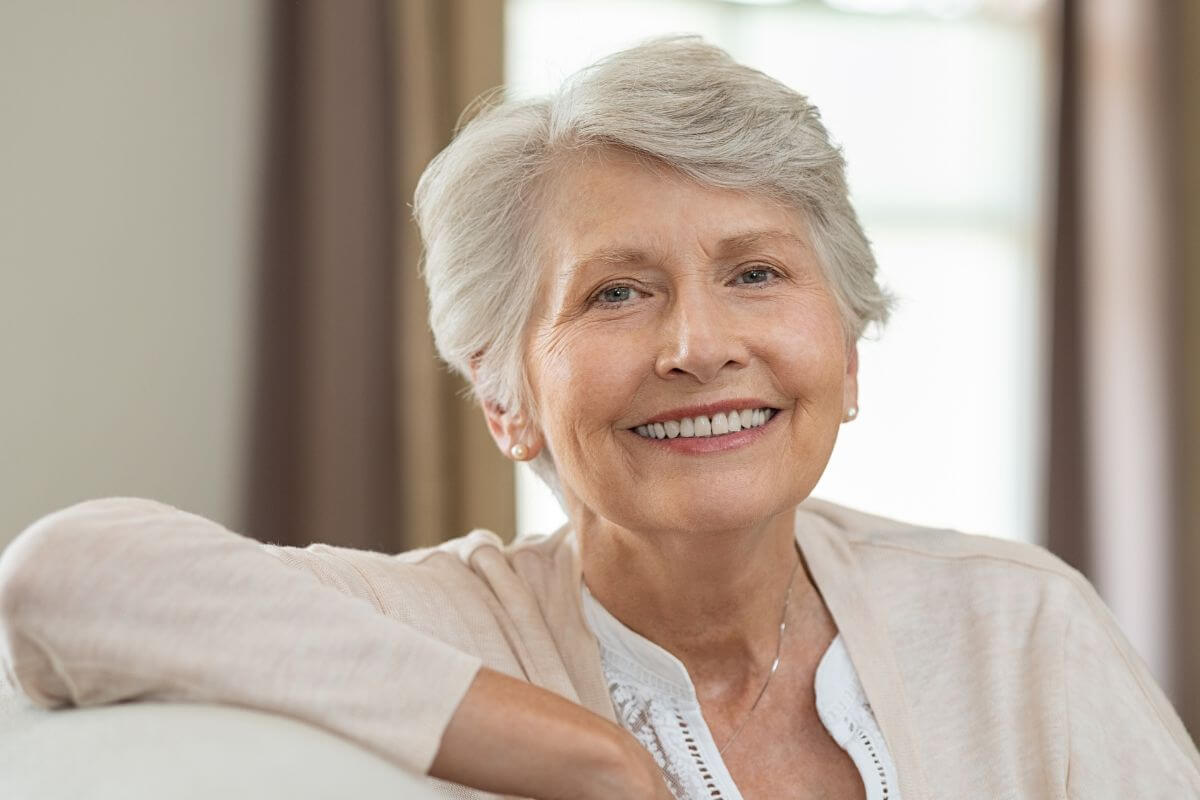Une image montre une femme âgée heureuse.