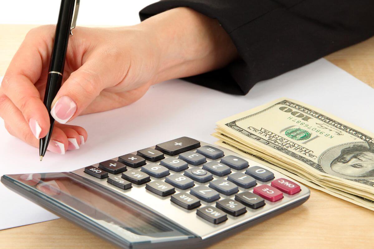 A picture of a woman's hand budgeting money.