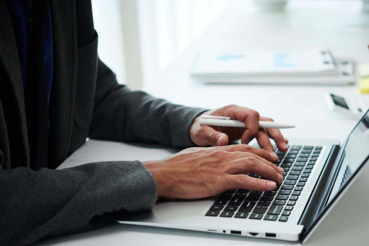 Un homme utilisant un ordinateur portable.