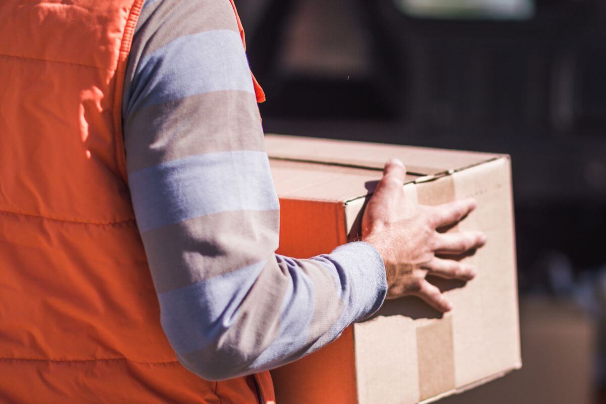 Un homme livrant un colis.