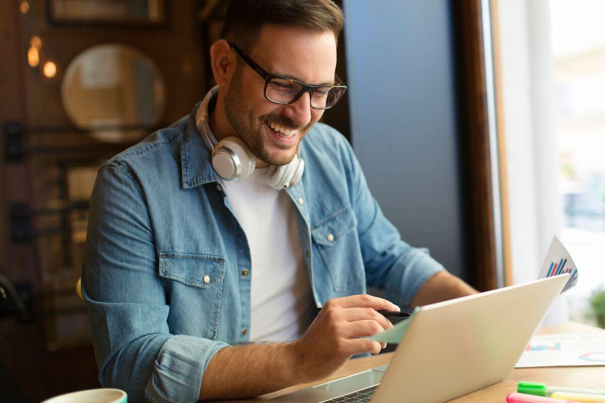 Un homme utilisant un ordinateur portable.