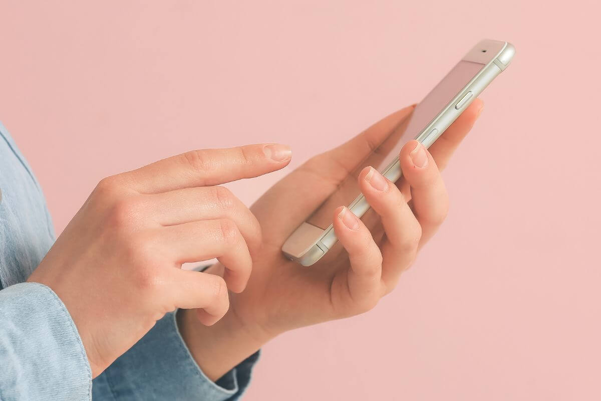 Une femme utilisant un téléphone.