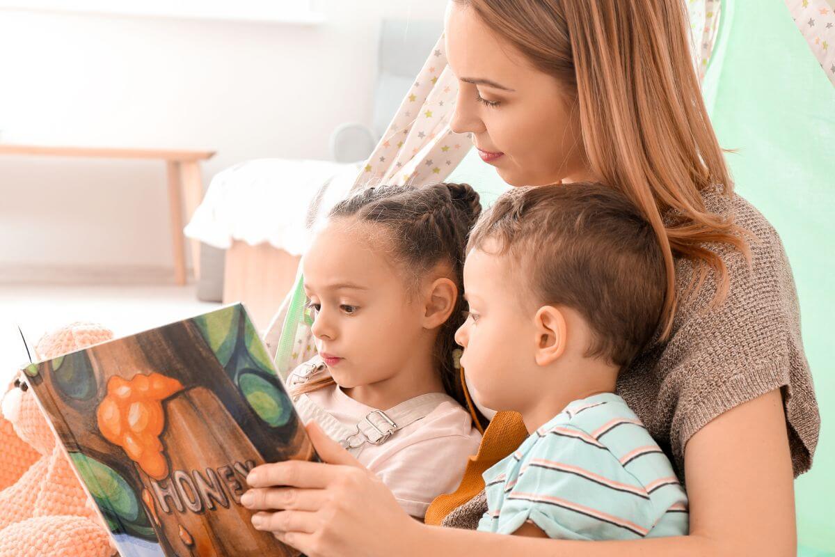 Une femme gardant deux enfants.