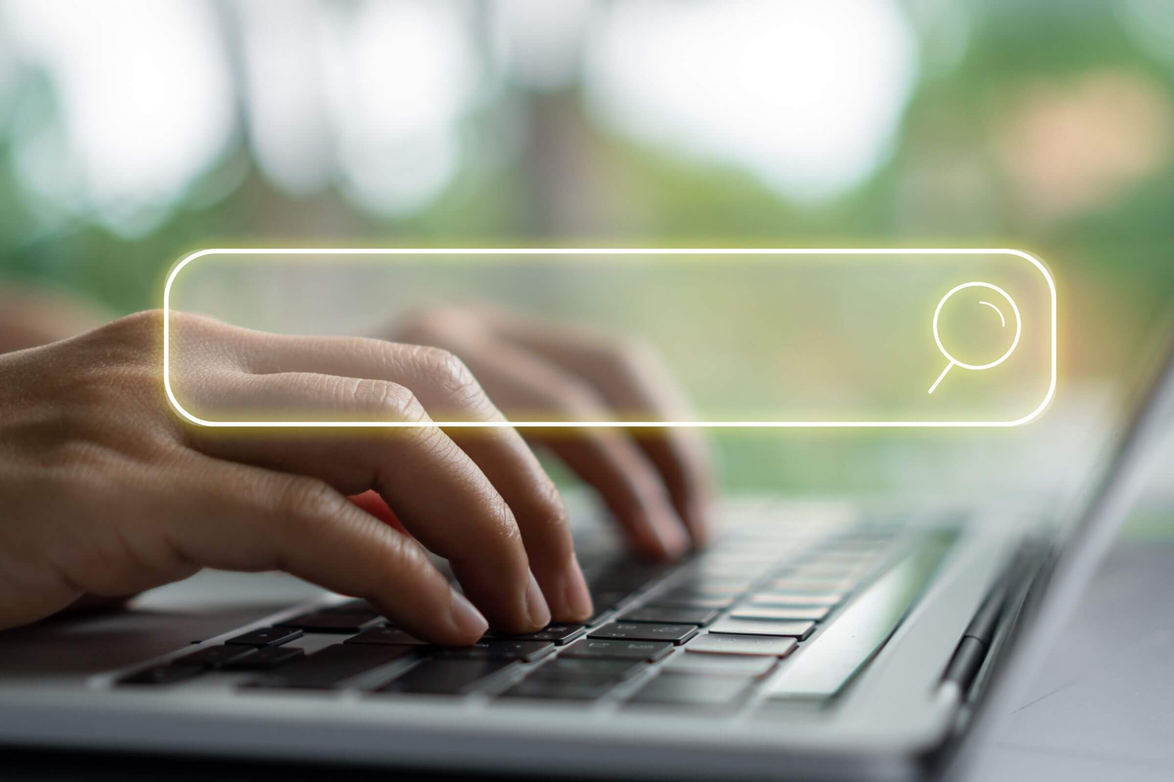 Une femme cherchant quelque chose en ligne.