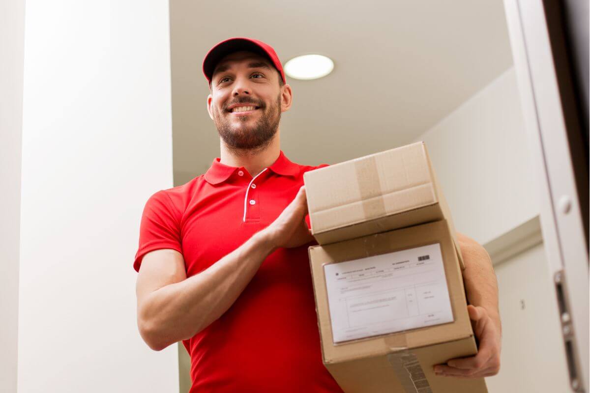 Une image d'un homme livrant des colis.