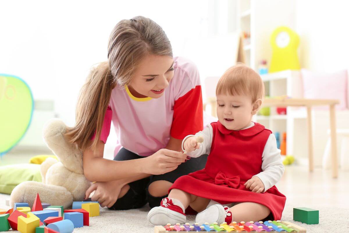 Une image d'une femme s'occupant d'un enfant.