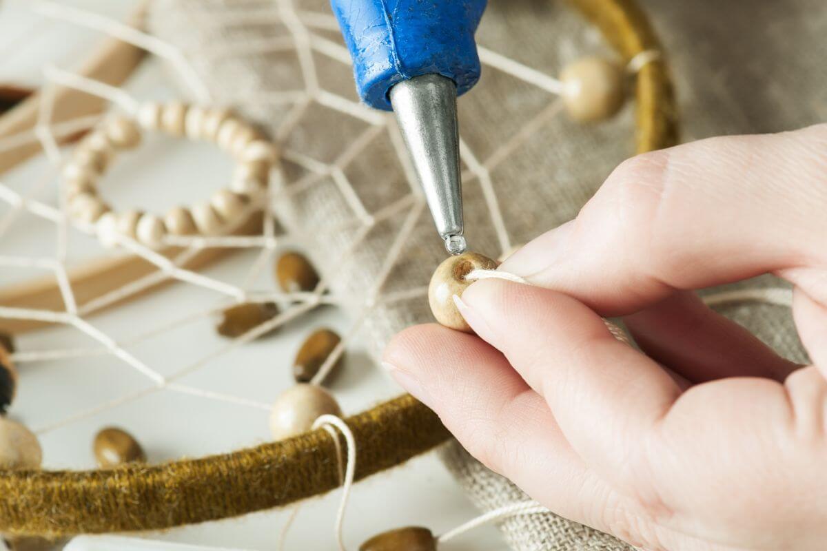 Une image d'une main de femme fabriquant quelque chose.