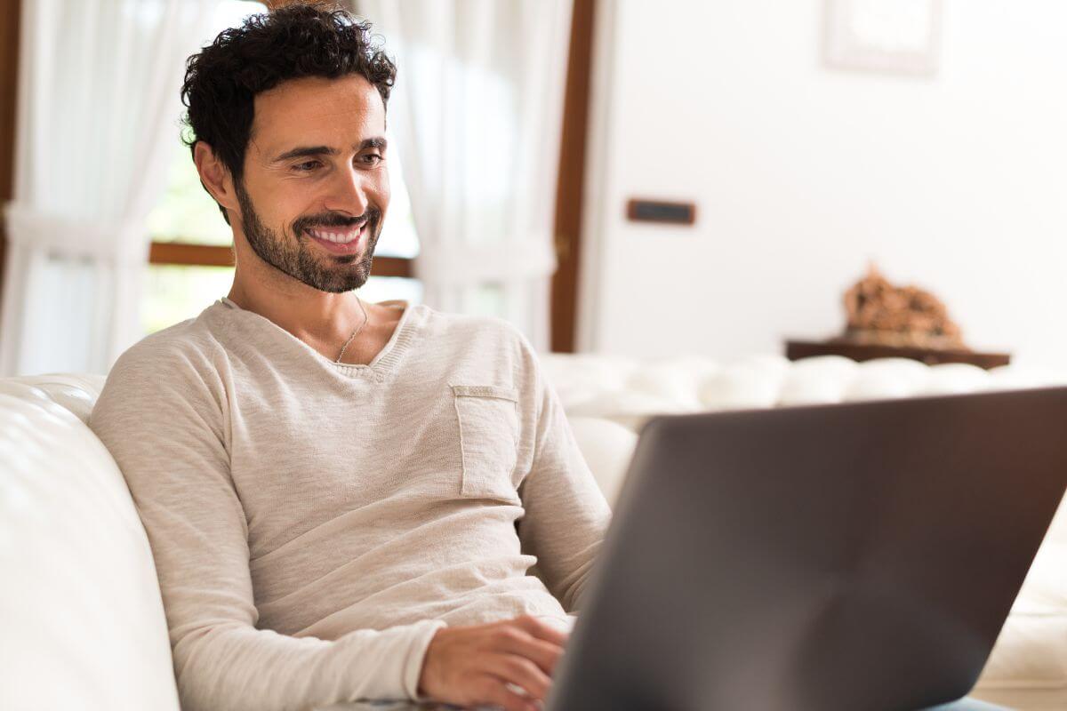 Une image d'un homme utilisant un ordinateur portable.