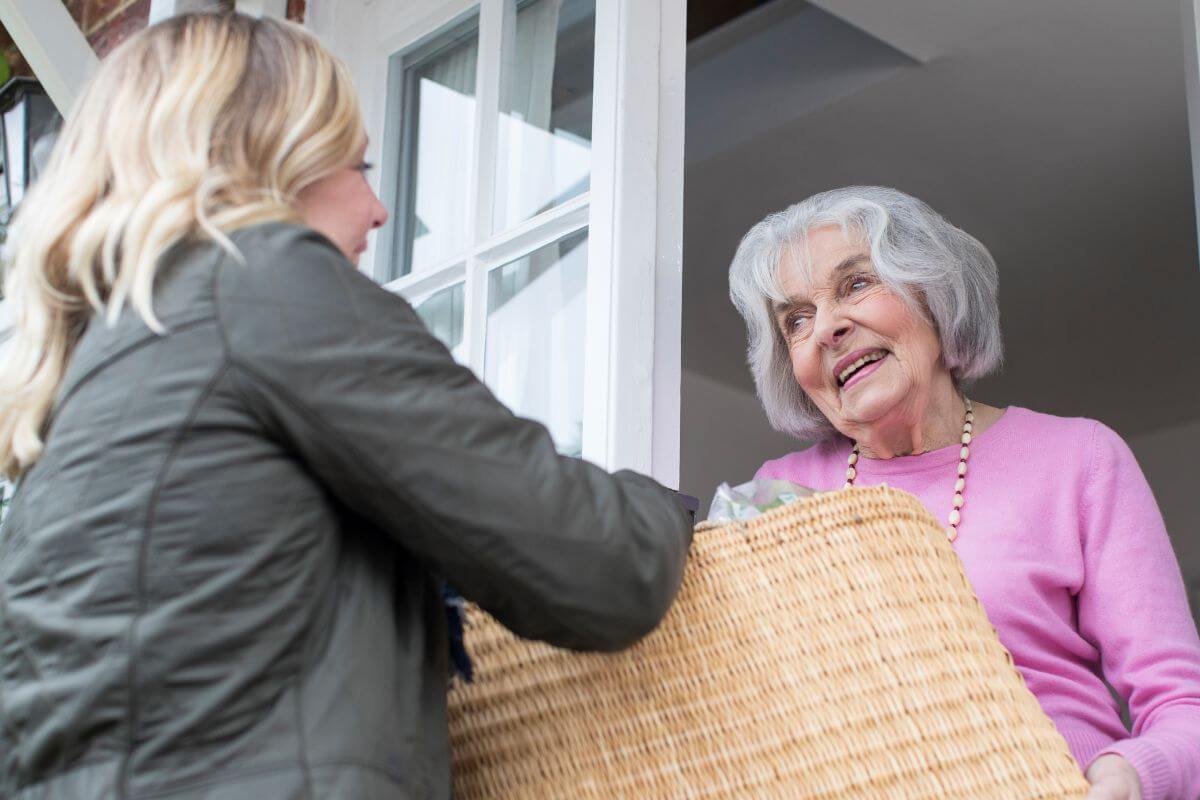 Une femme aidant une personne âgée.