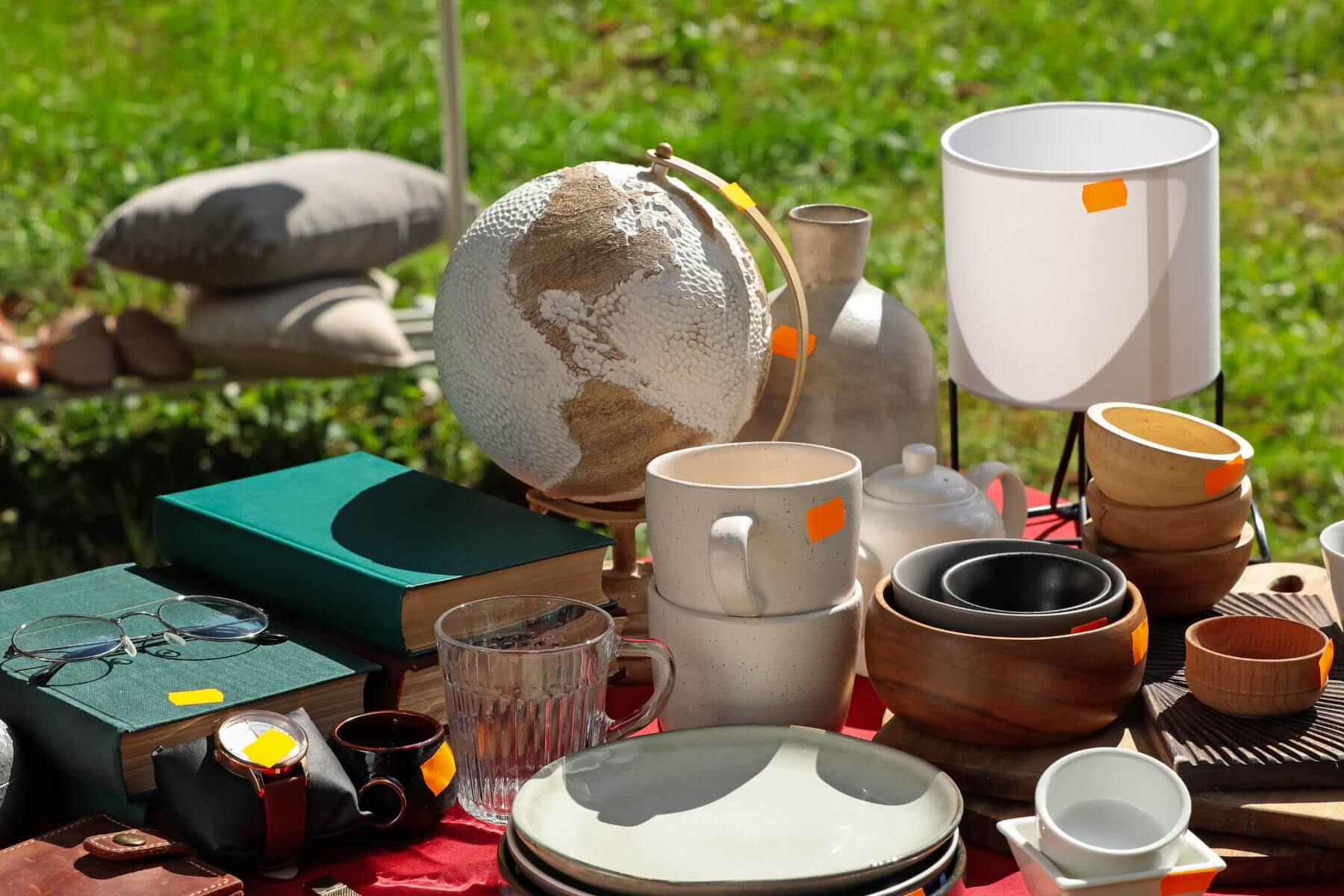 Des objets exposés avec des étiquettes de prix.