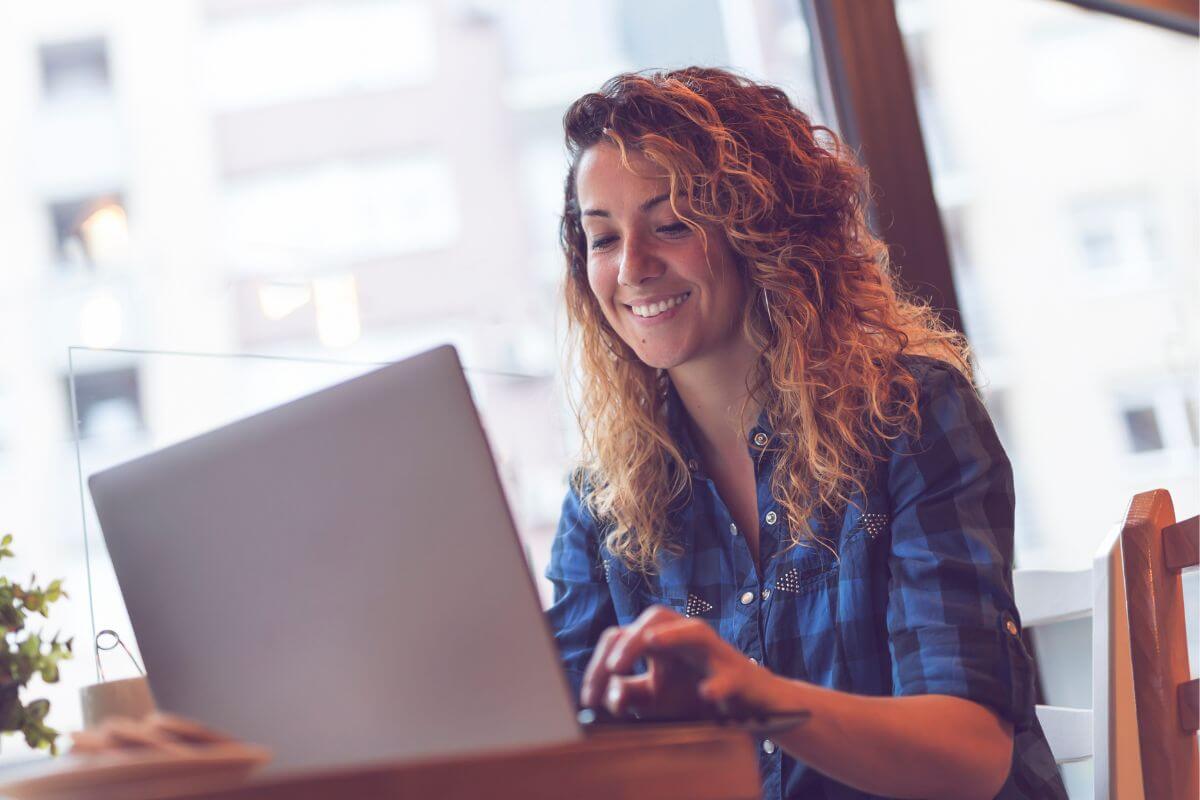 Une femme utilisant un ordinateur portable.