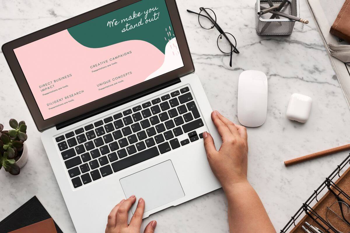 Une main de femme travaillant sur un ordinateur portable.