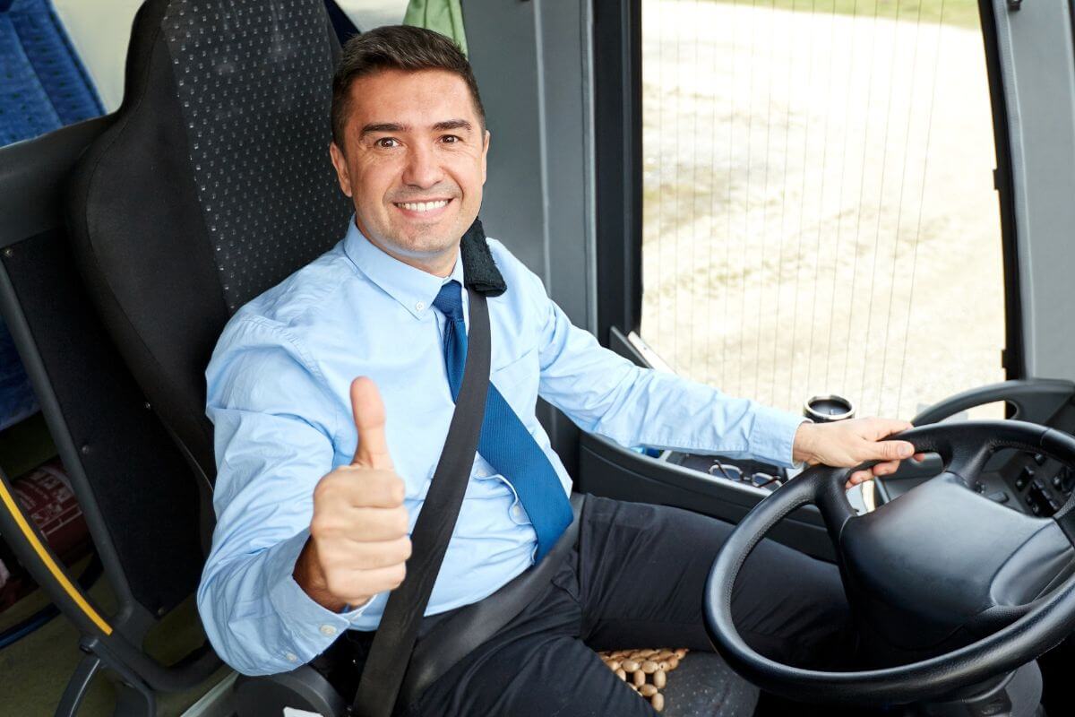 Une image montre un conducteur de bus.