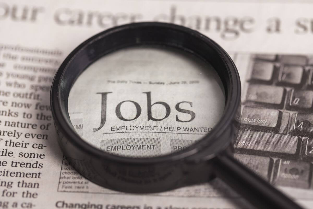 Une image montre le mot 'emplois' en gros.