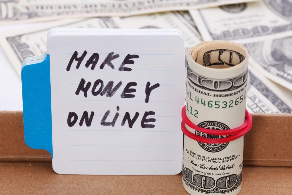 A picture shows money and a notebook with notes.