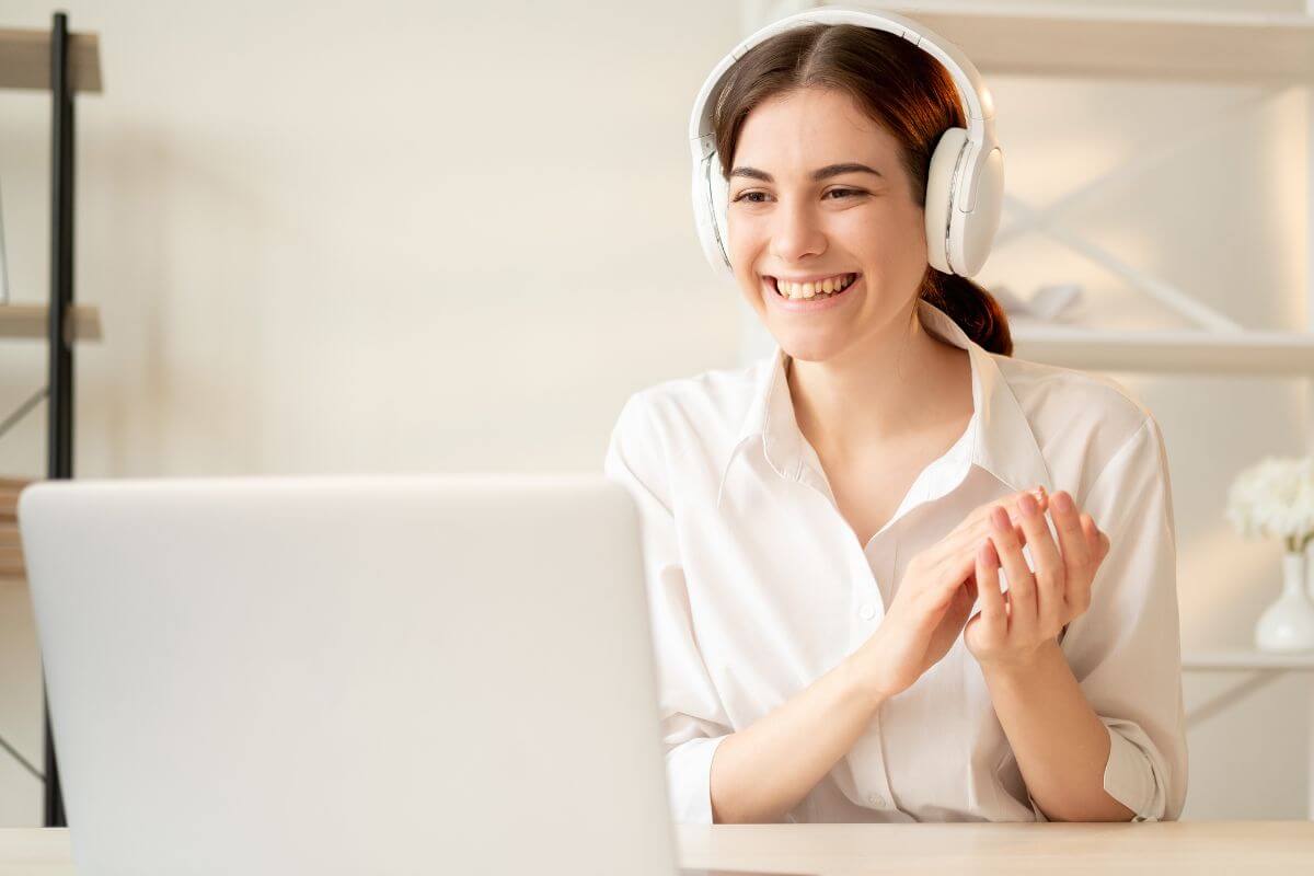 A picture of a woman working online.