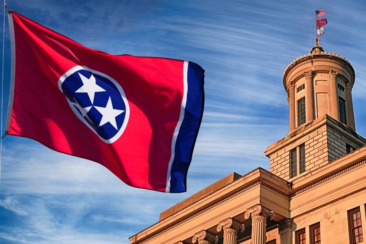 Un drapeau du Tennessee et un bâtiment.