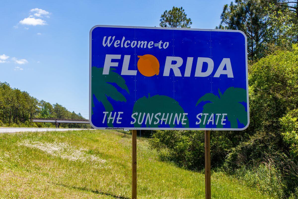 Un panneau de l'État de Floride sur la route.